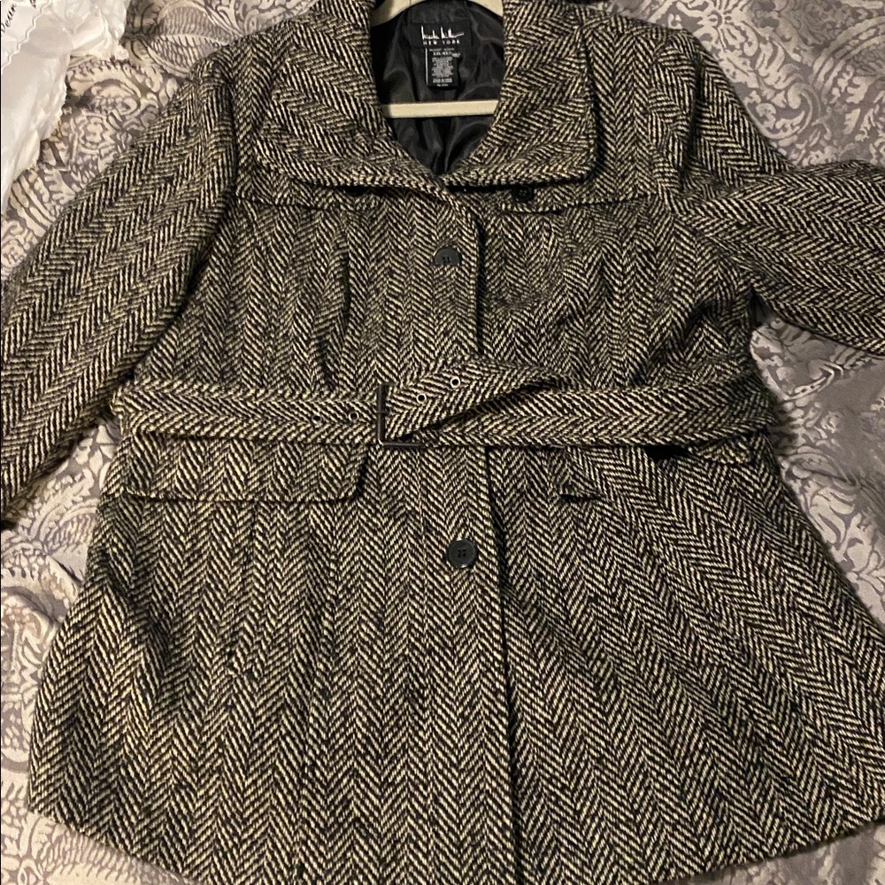 Chic Herringbone Trench Coat in Black and White - Picture 3 of 9